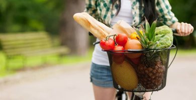 Cesta de la compra más pequeña y más cara que hace un año